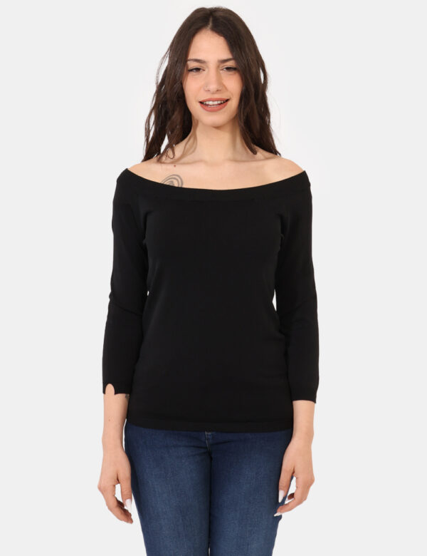 Maglia Sandro Ferrone Nero - Maglione con scollo a barchetta in total nero. La vestibilità è morbida e regolare. La maglia è
