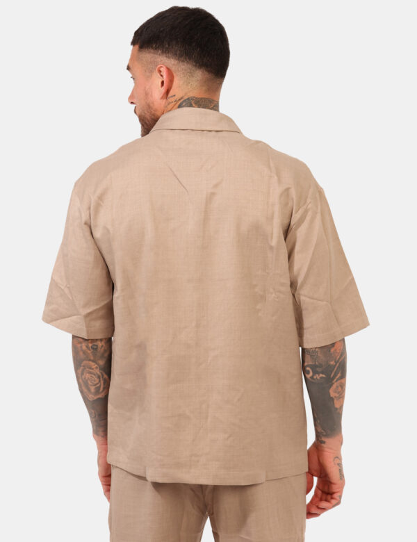Camicia Goha Beige - Camicia in total beige a maniche corte, con taschino a toppa ad altezza cuore. La vestibilità è morbida