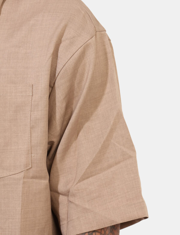 Camicia Goha Beige - Camicia in total beige a maniche corte, con taschino a toppa ad altezza cuore. La vestibilità è morbida