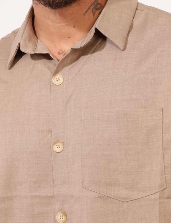 Camicia Goha Beige - Camicia in total beige a maniche corte, con taschino a toppa ad altezza cuore. La vestibilità è morbida