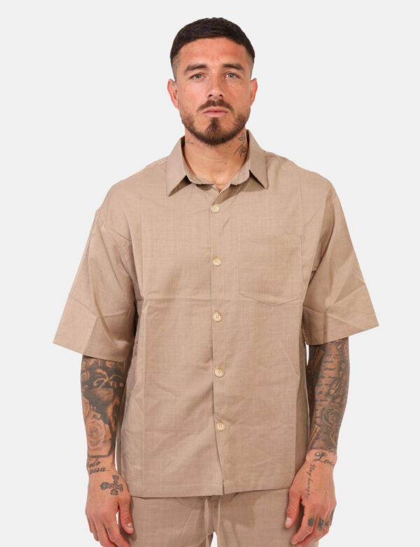 Camicia Goha Beige - Camicia in total beige a maniche corte, con taschino a toppa ad altezza cuore. La vestibilità è morbida