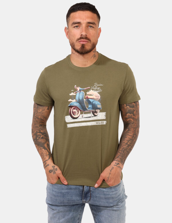 T-shirt Yes Zee Verde - T-shirt classica su base verde militare con stampa vespa in tinta abbinata. La vestibilità è morbida