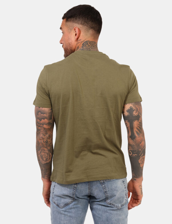 T-shirt Yes Zee Verde - T-shirt classica su base verde militare con stampa vespa in tinta abbinata. La vestibilità è morbida