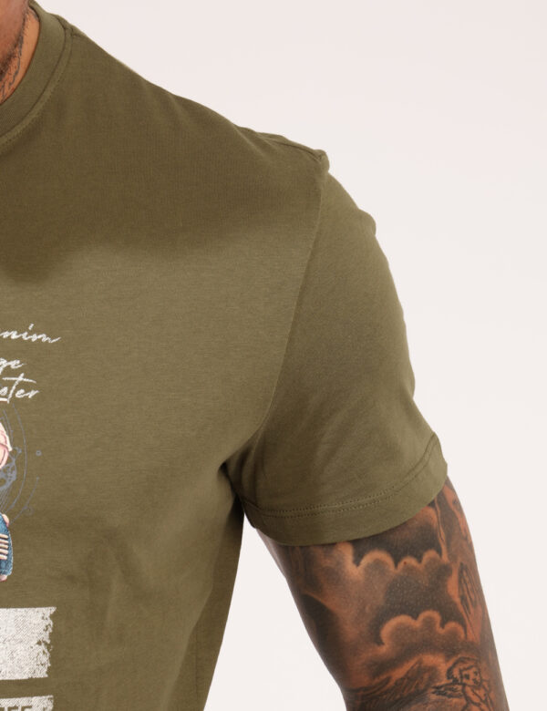 T-shirt Yes Zee Verde - T-shirt classica su base verde militare con stampa vespa in tinta abbinata. La vestibilità è morbida