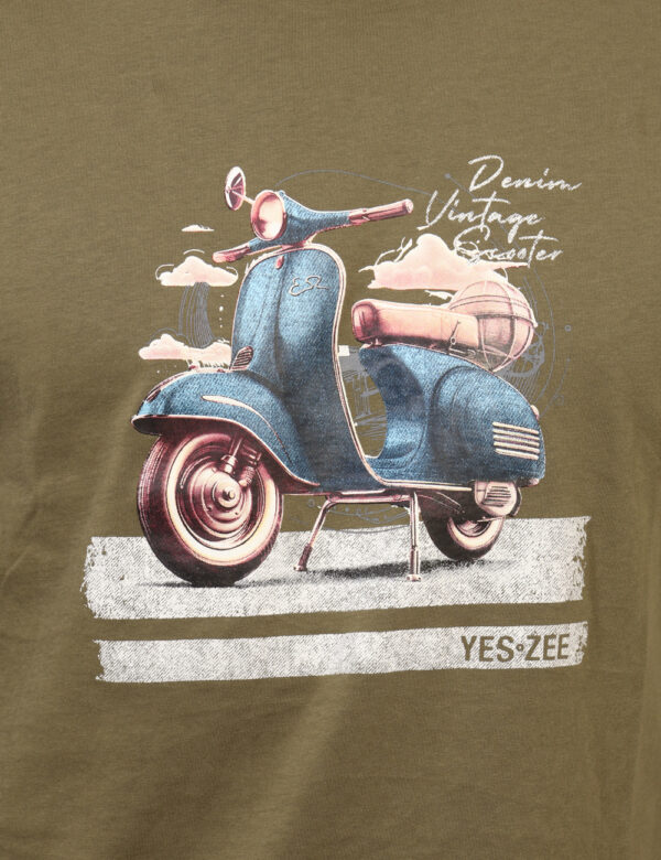 T-shirt Yes Zee Verde - T-shirt classica su base verde militare con stampa vespa in tinta abbinata. La vestibilità è morbida