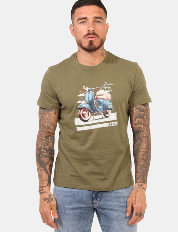 T-shirt Yes Zee Verde - T-shirt classica su base verde militare con stampa vespa in tinta abbinata. La vestibilità è morbida