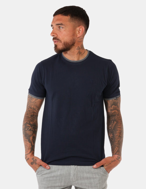 T-shirt Yes Zee Blu - T-shirt simil polo in total blu navy con dettagli grigi su collo e maniche. Sulla manica a sinistra p