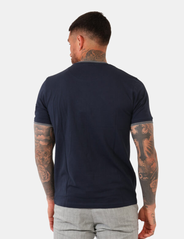 T-shirt Yes Zee Blu - T-shirt simil polo in total blu navy con dettagli grigi su collo e maniche. Sulla manica a sinistra p