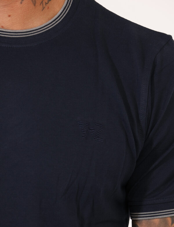 T-shirt Yes Zee Blu - T-shirt simil polo in total blu navy con dettagli grigi su collo e maniche. Sulla manica a sinistra p