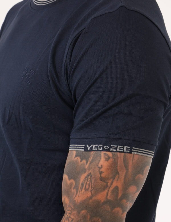 T-shirt Yes Zee Blu - T-shirt simil polo in total blu navy con dettagli grigi su collo e maniche. Sulla manica a sinistra p