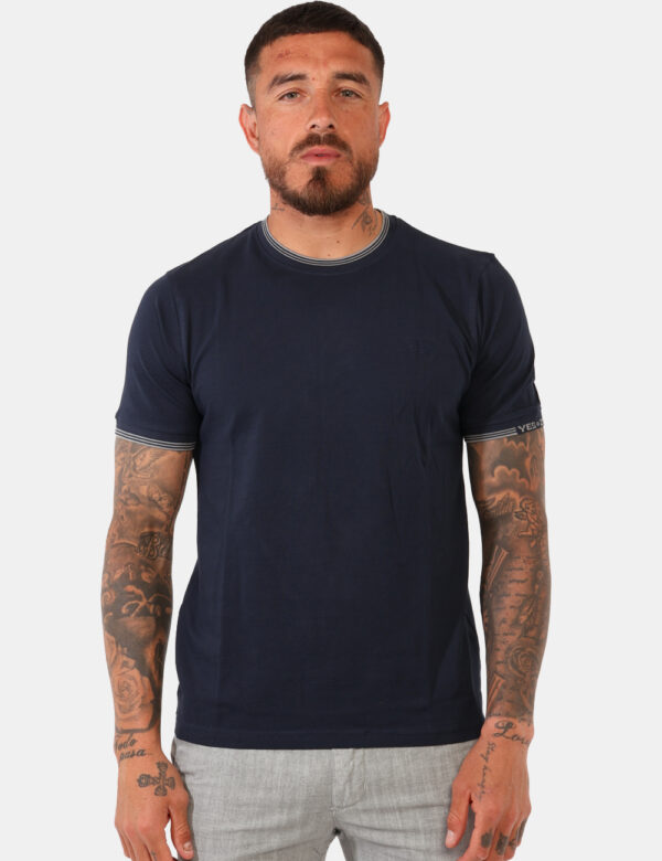 T-shirt Yes Zee Blu - T-shirt simil polo in total blu navy con dettagli grigi su collo e maniche. Sulla manica a sinistra p
