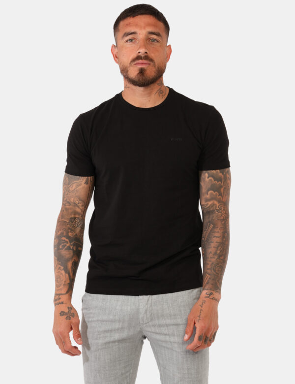 T-shirt Yes Zee Nero - T-shirt classica in total nero con brand in rilievo ad altezza cuore. La vestibilità del capo è regol