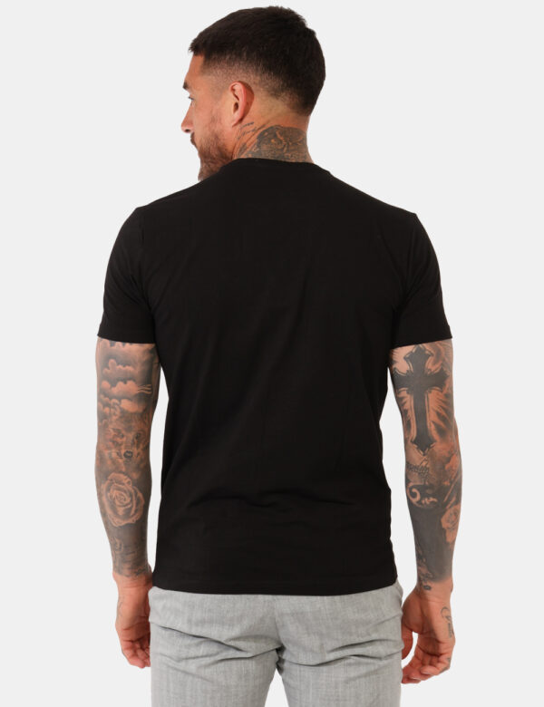 T-shirt Yes Zee Nero - T-shirt classica in total nero con brand in rilievo ad altezza cuore. La vestibilità del capo è regol