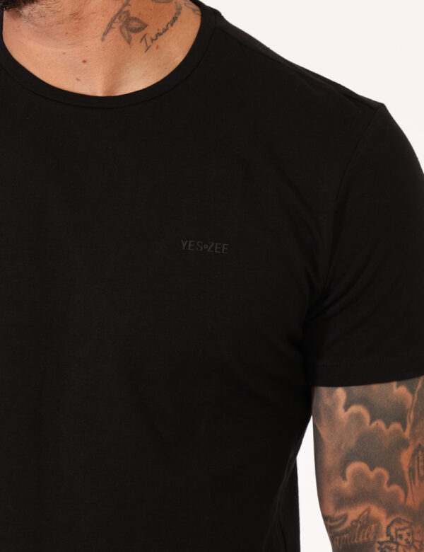 T-shirt Yes Zee Nero - T-shirt classica in total nero con brand in rilievo ad altezza cuore. La vestibilità del capo è regol
