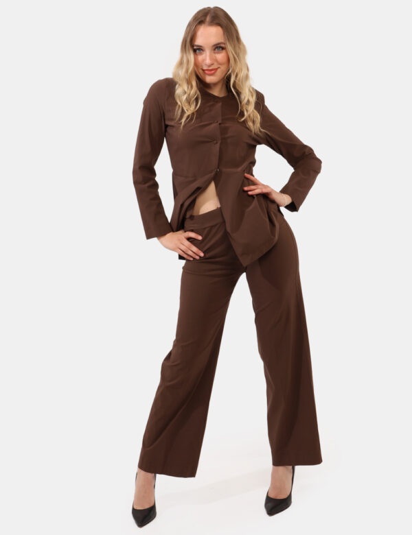 Pantaloni Rue De Clerie Marrone - Pantaloni eleganti e leggeri in total marrone. La vestibilità è morbida e regolabile grazi