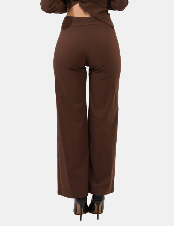 Pantaloni Rue De Clerie Marrone - Pantaloni eleganti e leggeri in total marrone. La vestibilità è morbida e regolabile grazi