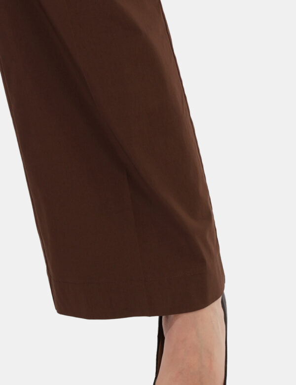Pantaloni Rue De Clerie Marrone - Pantaloni eleganti e leggeri in total marrone. La vestibilità è morbida e regolabile grazi