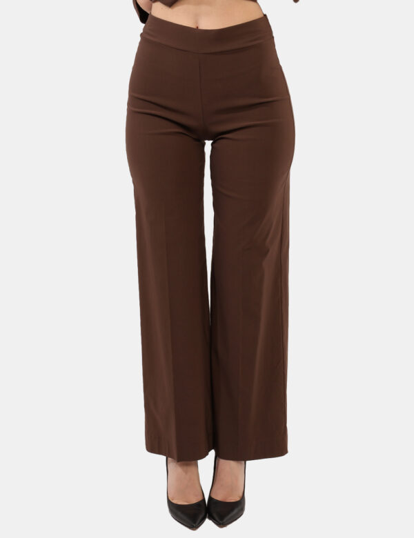 Pantaloni Rue De Clerie Marrone - Pantaloni eleganti e leggeri in total marrone. La vestibilità è morbida e regolabile grazi