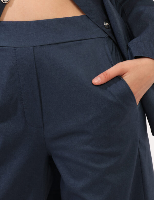 Pantaloni Rue De Clerie Blu - Pantaloni eleganti e leggeri con tasche a taglio trasversale in total blu denim. La vestibilit