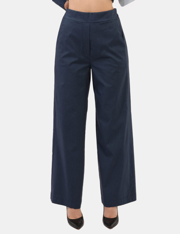 Pantaloni Rue De Clerie Blu - Pantaloni eleganti e leggeri con tasche a taglio trasversale in total blu denim. La vestibilit