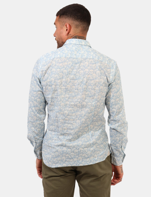 Camicia Goha Azzurro - Camicia su base azzuro chiaro con stampa floreale allover bianca. La vestibilità è morbida e pratica