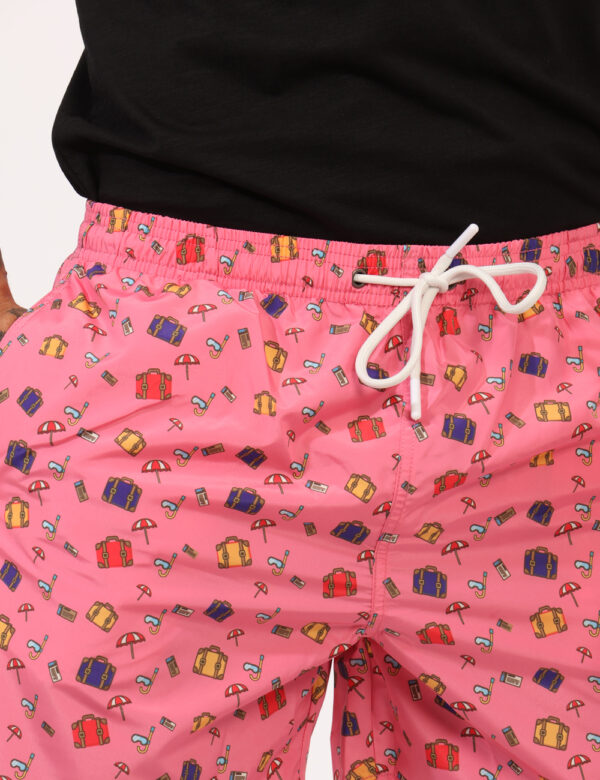 Costume Goha Rosa - Costume modello boxe su base rosa con stampa allover accessori colorati. Presenti tasche a taglio trasve