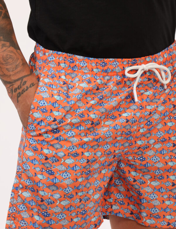 Costume Goha Arancione - Costume modello boxer su base arancione con stampa allover pesciolini blu. Presenti tasche a taglio
