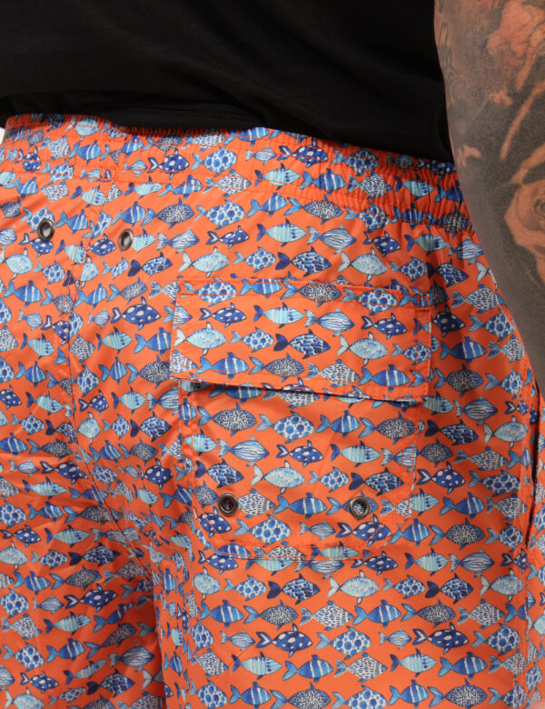 Costume Goha Arancione - Costume modello boxer su base arancione con stampa allover pesciolini blu. Presenti tasche a taglio