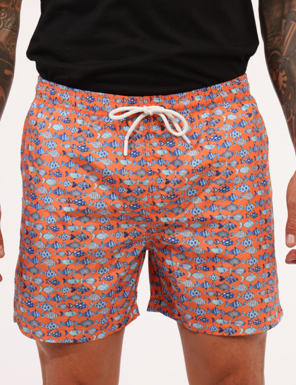 Costume Goha Arancione - Costume modello boxer su base arancione con stampa allover pesciolini blu. Presenti tasche a taglio