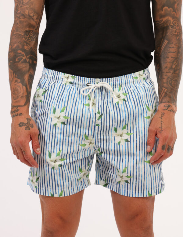 Costume Goha Fantasia - Costume modello boxer in fantasia rigata bianco e blu con stampa allover fiori in tinta coordinata.