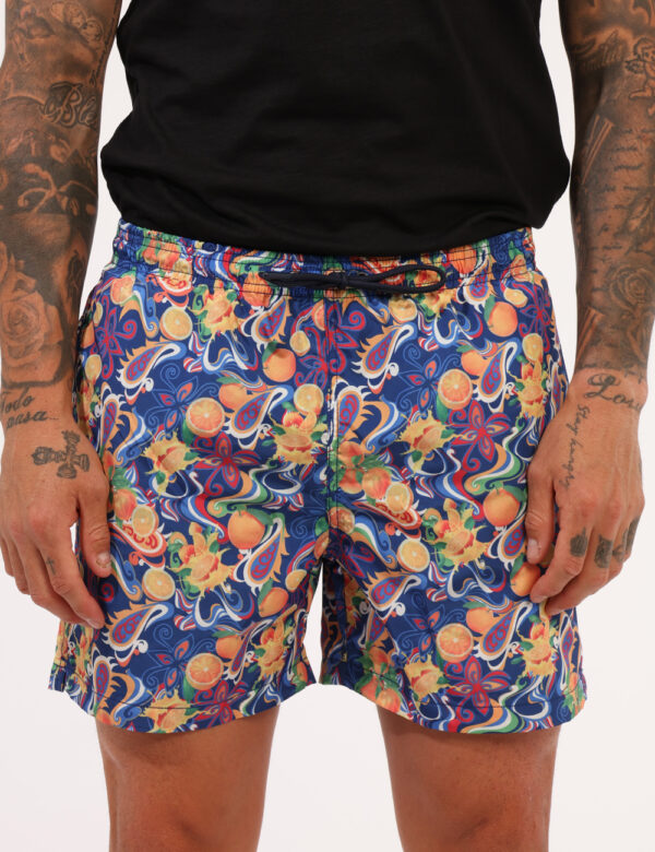 Costume Goha Fantasia - Costume modello boxer su base blu e con stampa allover in fantasia colorata. Presenti tasche a tagli