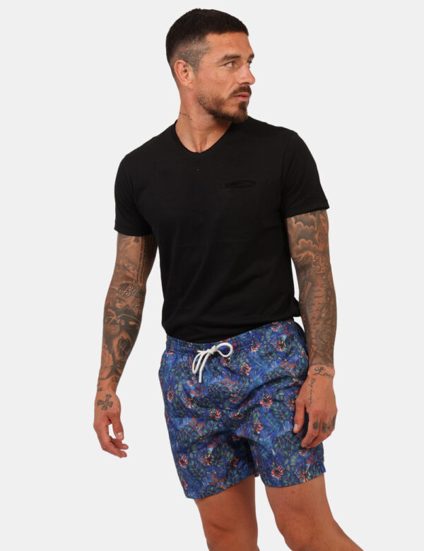Costume Goha Blu - Costume modello boxer su base blu con stampa allover floreale in tinta coordinata. Presenti tasche a tagl