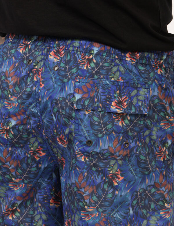 Costume Goha Blu - Costume modello boxer su base blu con stampa allover floreale in tinta coordinata. Presenti tasche a tagl