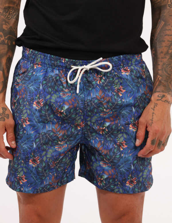 Costume Goha Blu - Costume modello boxer su base blu con stampa allover floreale in tinta coordinata. Presenti tasche a tagl