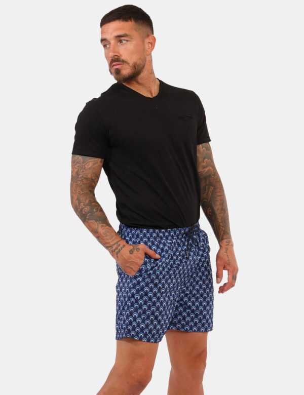 Costume Goha Blu - Costume modello boxer su base blu con stampa allover in tinta coordinata. Presenti tasche a taglio trasve