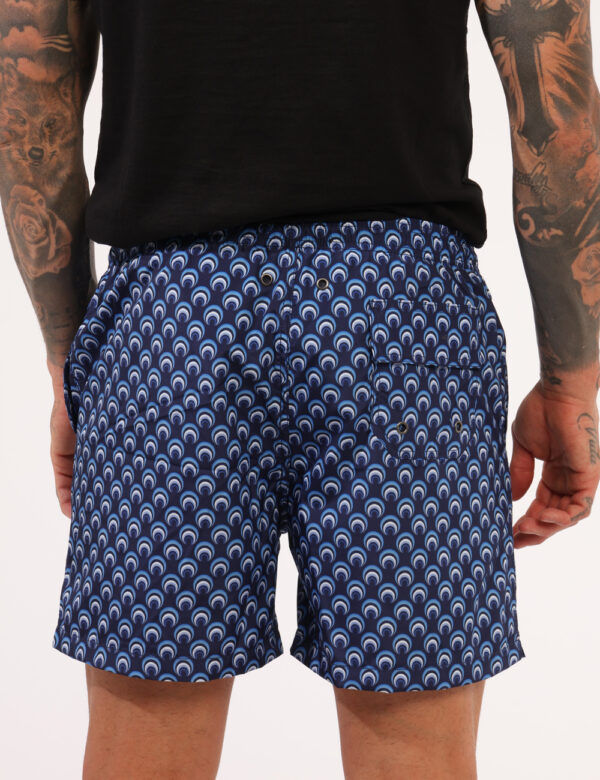 Costume Goha Blu - Costume modello boxer su base blu con stampa allover in tinta coordinata. Presenti tasche a taglio trasve