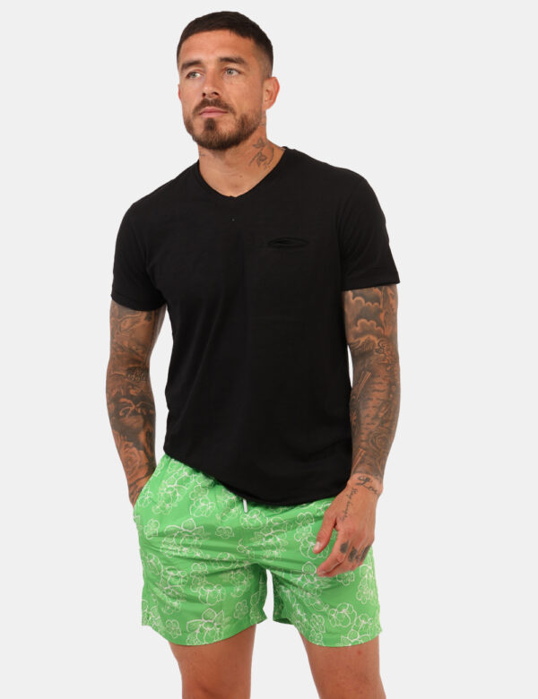 Costume Goha Verde - Costume modello boxer su base verde acceso con stampa allover floreale bianca. Presenti tasche a taglio