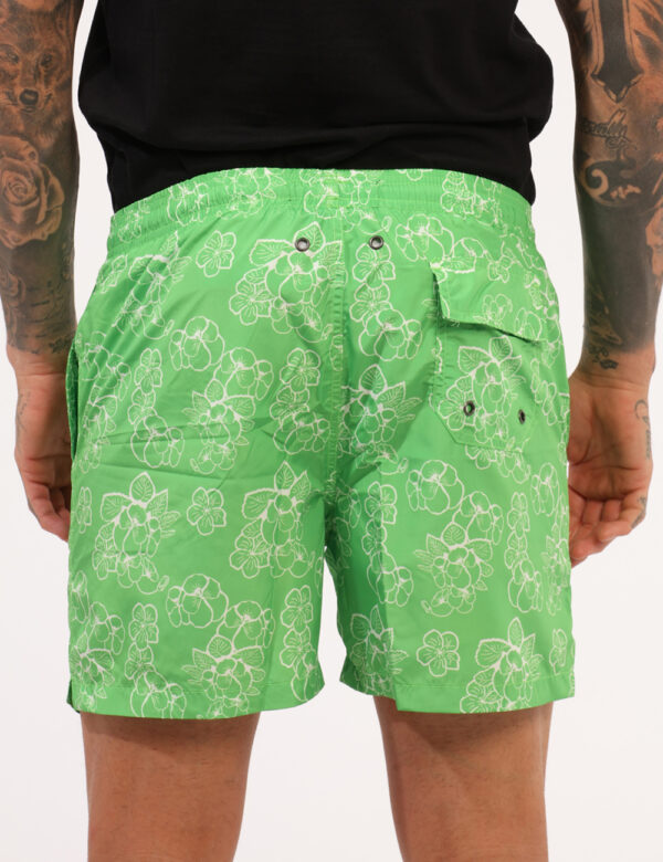 Costume Goha Verde - Costume modello boxer su base verde acceso con stampa allover floreale bianca. Presenti tasche a taglio