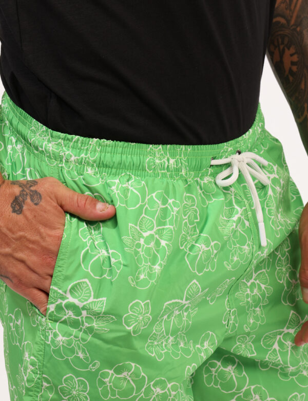 Costume Goha Verde - Costume modello boxer su base verde acceso con stampa allover floreale bianca. Presenti tasche a taglio