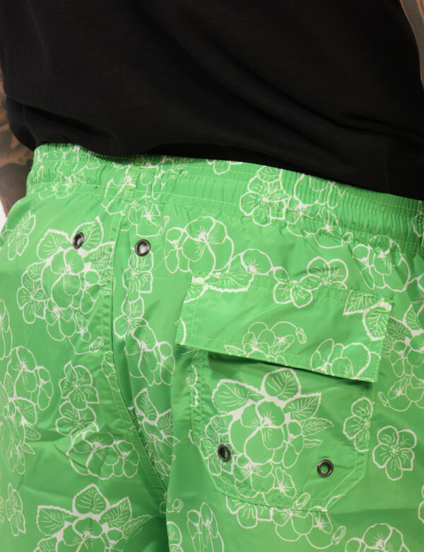 Costume Goha Verde - Costume modello boxer su base verde acceso con stampa allover floreale bianca. Presenti tasche a taglio