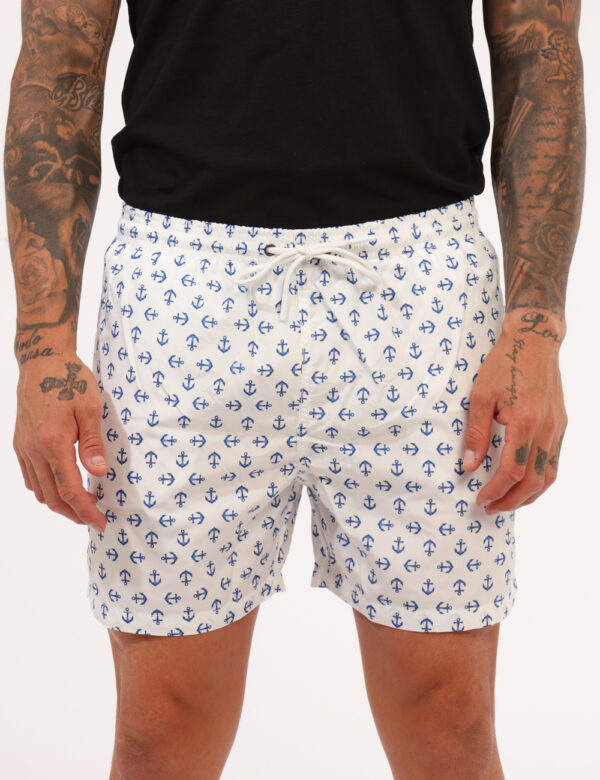 Costume Goha Bianco - Costume modello boxer su base bianca con stampa allover ancore blu. Presenti tasche a taglio trasversa