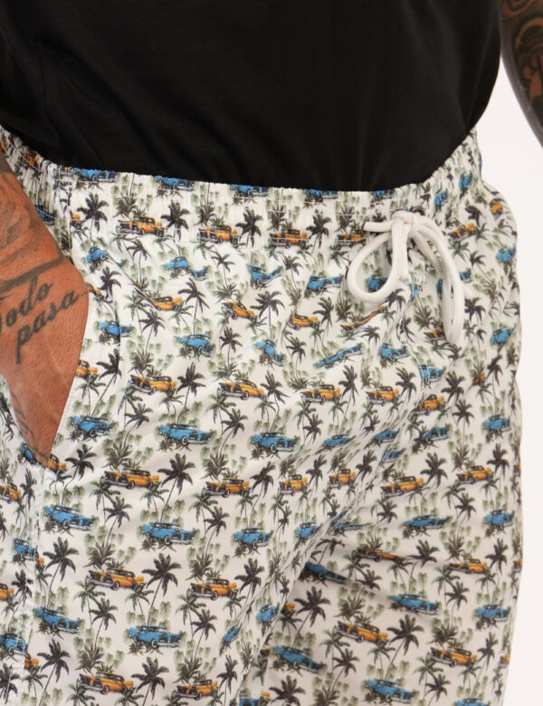 Costume Goha Fantasia - Costume modello boxer su base bianca con stampa allover auto e piante in tinta abbinata. Presenti ta