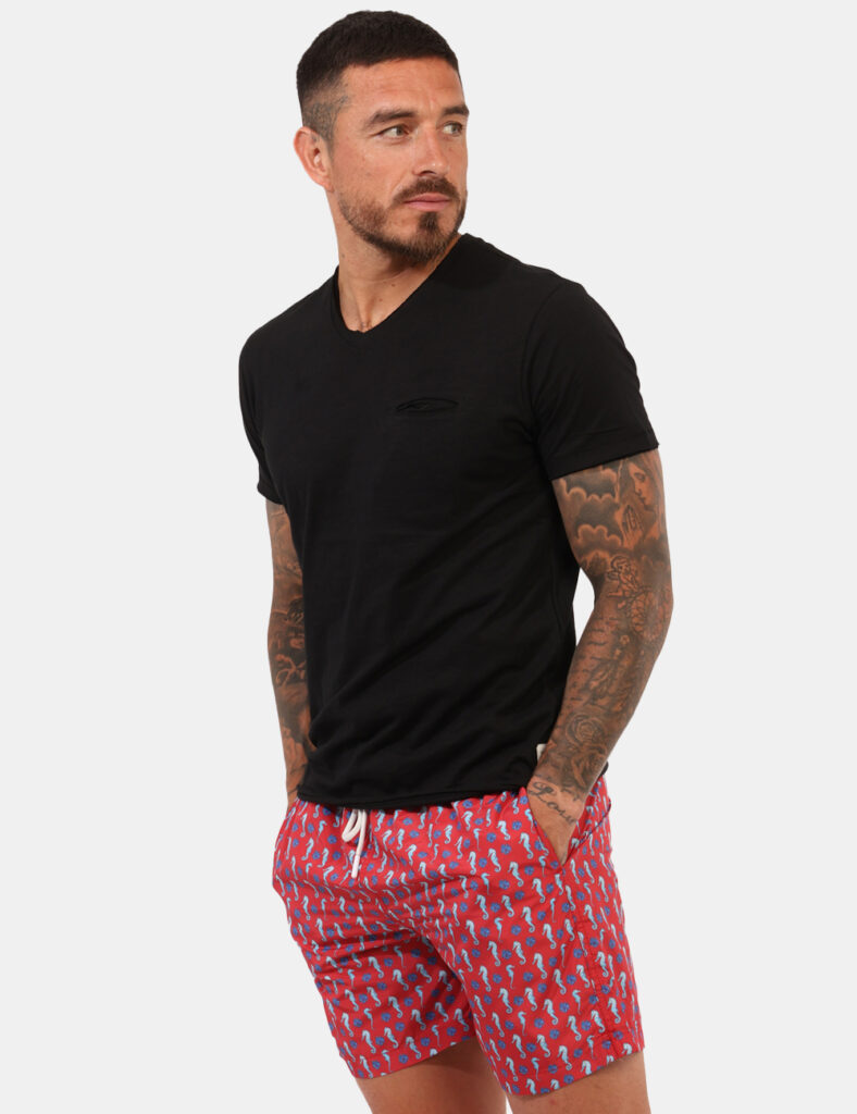 Costume Goha Rosso - Costume modello boxer su base rossa con stampa allover colorati cavallucci marini. Presenti tasche a ta