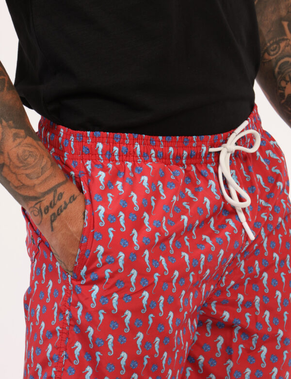 Costume Goha Rosso - Costume modello boxer su base rossa con stampa allover colorati cavallucci marini. Presenti tasche a ta