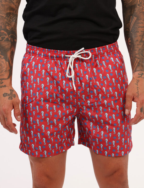 Costume Goha Rosso - Costume modello boxer su base rossa con stampa allover colorati cavallucci marini. Presenti tasche a ta