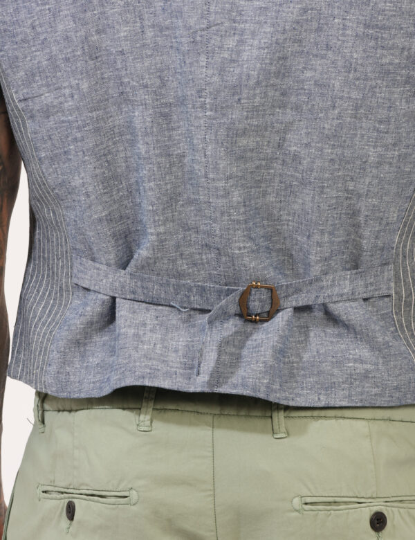 Gilet Goha Blu - Gilet classico su base blu gessato bianco con tasche fake. La vestibilità è morbida e pratica grazie a bott