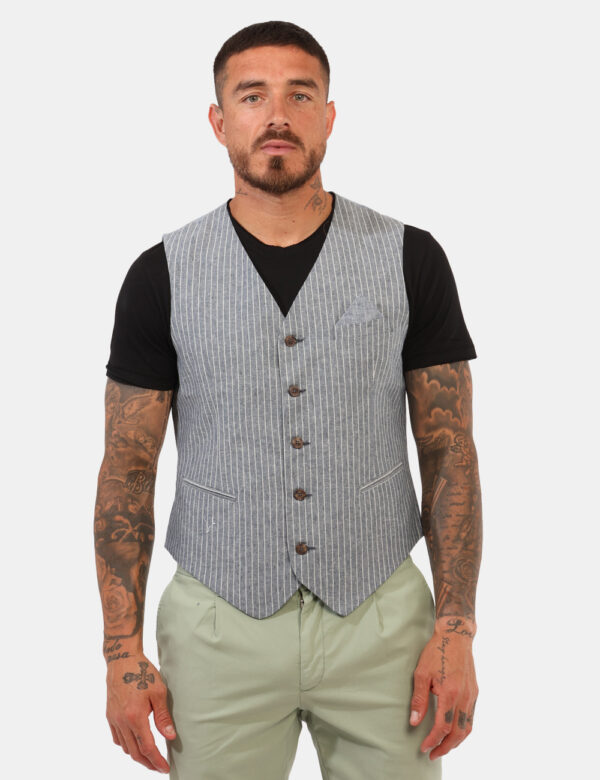 Gilet Goha Blu - Gilet classico su base blu gessato bianco con tasche fake. La vestibilità è morbida e pratica grazie a bott