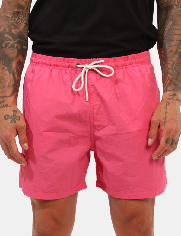 Costume Goha Rosa - Costume modello boxer in total rosa. Presenti tasche a taglio trasversale sul fronte e tasca a toppa sul
