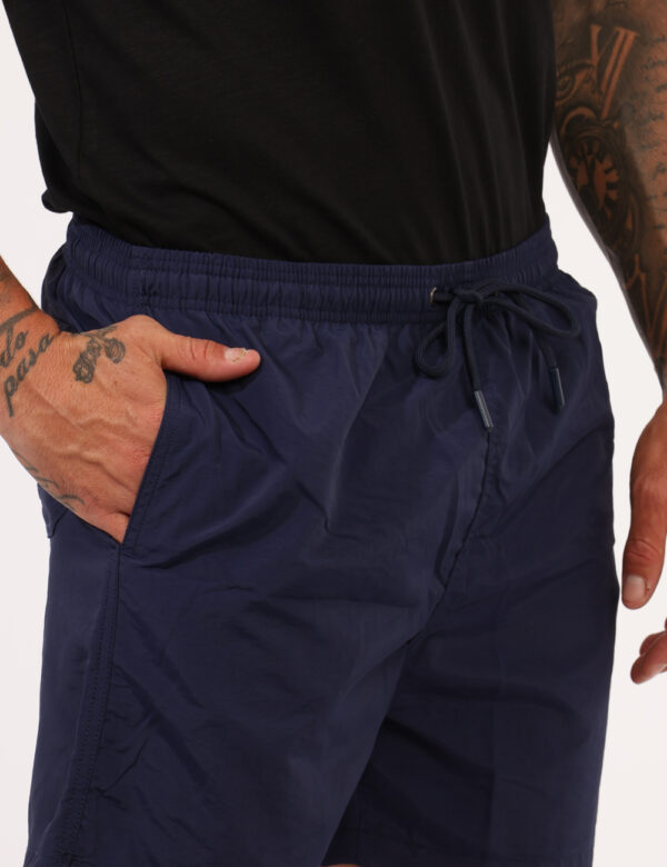 Costume Goha Blu - Costume modello boxer in total blu. Presenti tasche a taglio trasversale sul fronte e tasca a toppa sul r