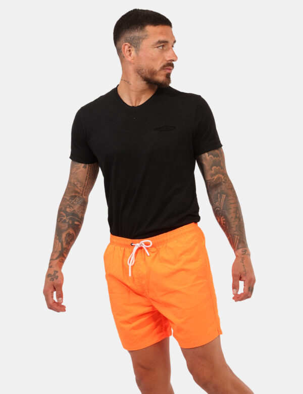Costume Goha Arancione - Costume modello boxer in total arancione fluo. Presenti tasche a taglio trasversale sul fronte e ta